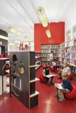 A challenge of the custom fixture design was the requirement that a single design solution accommodate the two libraries’ different ceiling heights. At P.S. 110, whose ceilings are 14-feet-tall. a pendant-mounted solution was installed, as seen in one of the reading areas.