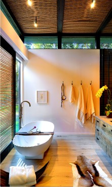 The
master bathroom utilizes the natural rope for privacy and shade.&nbsp;