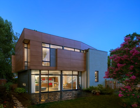 Side elevation: Window openings were rethought with the goal of both
maintaining privacy and admitting more natural light.