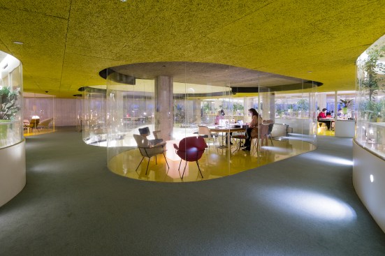 SelgasCano was tasked with creating high visual impact on a low budget. Mineral-wool ceiling panels and vintage&nbsp;furniture contributed to the overall savings. A 2014 report from Arcadis places the indicative cost for major office renovations in London at between $185 and $210 per square foot. At roughly &pound;1,300 per square meter (or $184.50 per square foot), SelgasCano’s&nbsp;renovation of the Second Home space falls at the bottom of that range.