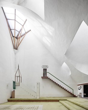 Šerefudin White Mosque by Zlatko Ugljen in Visoko, Bosnia and Herzegovina (1969–79, photographed in 2016)