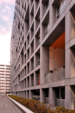 Side view of Riken Yamamoto's Shinonome Canal Court Codan Housing Project, Tokyo, 2003.