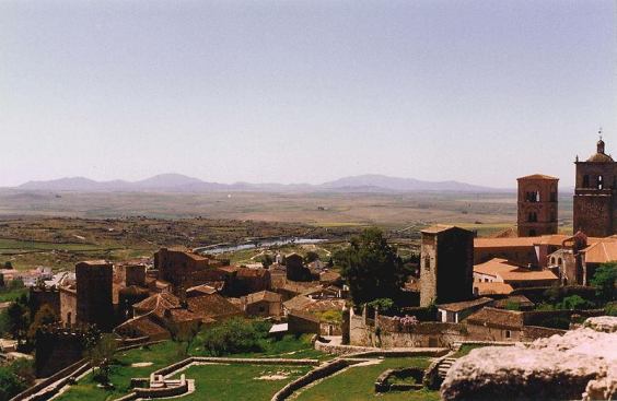 Located in Spain’s Extremadura region, the town of Trujillo was colonized by Romans, Visigoths, Moors, and Berbers before Christians incorporated it into the kingdom of Castilla in 1232. It is perhaps best known as the birthplace of conquistador Francisco Pizarro. Today, fields outside the town’s ramparts are threatened by the expansion of a solar farm.