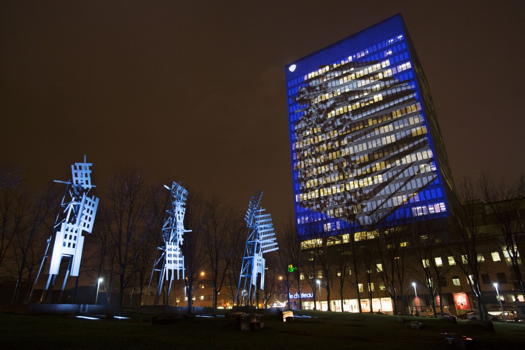 Tension is one of the nine light projections that is part of Luminotherapie.