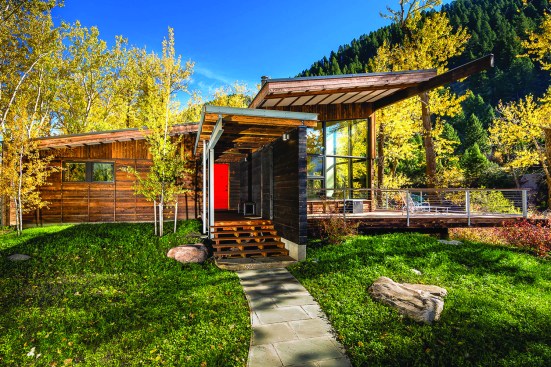 Situated at the bank of the Gallatin River in Montana, Geode&nbsp;turns its rough, timber-clad back to the road and opens up its crystalline glazing to views of the river.