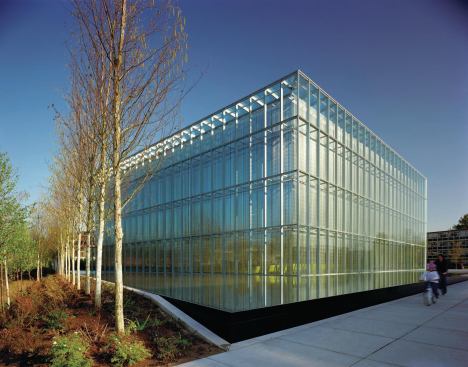 A double-wall fa&ccedil;ade addresses acoustic isolation, thermal insulation, and daylight control. A vertical stainless steel screen provides shading, thermal comfort, and ability to harvest heat.