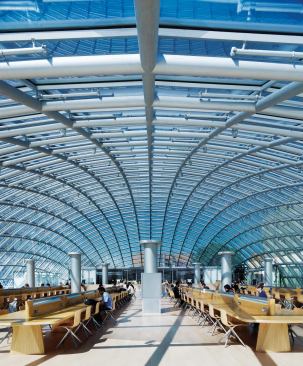 The ceramic frit pattern used on the glass dome helps to reduce glare in the reading room.