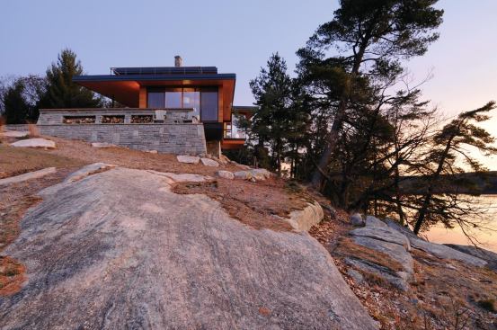 Like many of the firm’s “cottage country” projects, Cliff House stands on a dramatic lakefront site.
