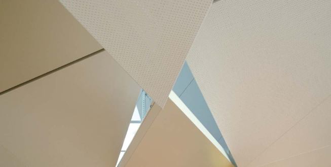 Panels were assembled just above ground level to ensure proper proportion and overlapping, as called for by the plan. Suspended en masse from tensioned cables, the whole oculus was then hoisted into place.