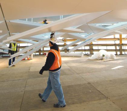 Panels were assembled just above ground level to ensure proper proportion and overlapping, as called for by the plan. Suspended en masse from tensioned cables, the whole oculus was then hoisted into place.