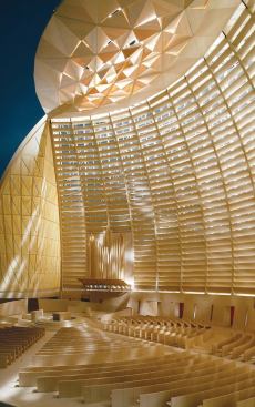 The arrangement of the pews is circular, surrounding one half of the circular altar. The SOM team decided on this configuration specifically based on research suggested by retired SOM partner Walter Netsch.