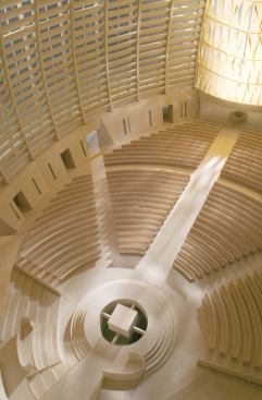 The arrangement of the pews is circular, surrounding one half of the circular altar. The SOM team decided on this configuration specifically based on research suggested by retired SOM partner Walter Netsch.