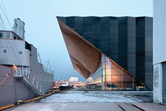 The straight edge of Kilden's roof aligns with the edge of the harbor.