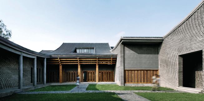 Archi-Union based its design of the Lanxi Curtilage on nature as well as on traditional Chinese architecture. The sweeping silhouette of the building’s roof symbolizes rolling mountains and rivers, and alludes to the traditional sloping roof. Meanwhile, the ripple wall memorializes the movement of water.