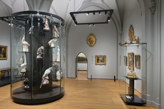  In many of the galleries, French firm Wilmotte & Associés introduced a neutral color palette, lighting, and a series of minimal vitrines. 