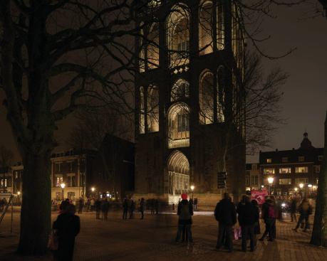 The show begins as the spotlights in the tower’s arches fade in and out at different intensities. Once the structure is fully illuminated, chimes begin to ring, and a series of lighting effects—burst of speckled white light—move up the tower. 