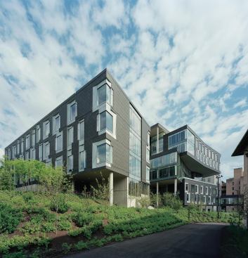 The sixth and seventh floors of the Gates Center are glass-enclosed and offset from the other floor plates. This glass volume is filled mainly with open project space and a collaborative commons, as well as conference rooms and select faculty offices. The glazing continues on the fa&ccedil;ades lining the courtyard spaces between the two buildings, creating a visual connection between them.