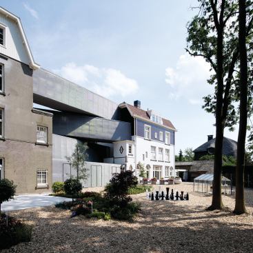 The ground-floor exit on the north fa&ccedil;ade opens onto a garden court.