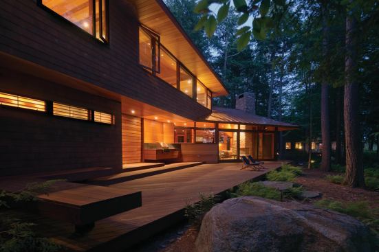 The home had a setback of 75 feet from the lake and is sited diagonally in relation to the lake, for maximal views out onto the water. The “kink” in the floor plan responds to site demands and creates a sheltered deck. 
