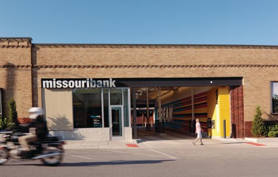 The Brookside branch, which opened in 2010, is the most recent project that Helix has completed for Missouri Bank. It adapted another auto-related building (this time a car dealership dating to the 1930s) into a combination walk-up–drive-through banking center, turning the former service bays into a throughway for cars that runs down the center of the building.