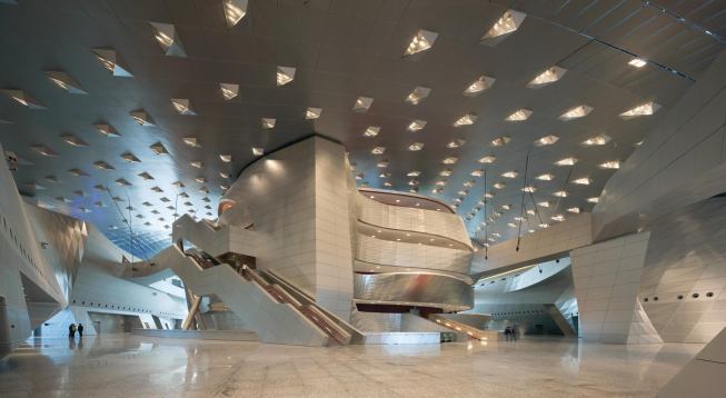 The building’s geometry is driven by the concept of tenting the individual interior elements of the structure’s varied program. The central element houses the main theater.
