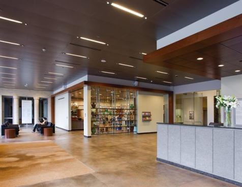 The new glass-front lobby has expanded ticketing and waiting areas, as well as a museum store. Nestled between two 1982 Hardy Holzman Pfeiffer–designed pavilions, the new north addition retains the pavilions' brick fa&ccedil;ades and columns so that visitors are aware of the boundary between new and older spaces.