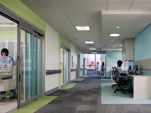 In the more orthogonal podium that makes up the first six floors of the building, view lines are maintained wherever possible to retain a connection to the outside.