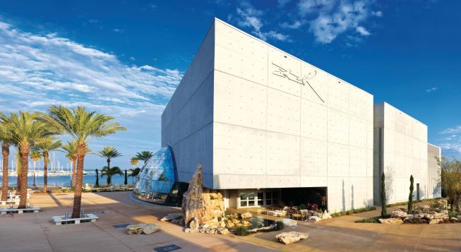 As designed by HOK architect Jann Weymouth, AIA, 18-inch-thick insulated reinforced concrete walls provide thermal mass for the building.