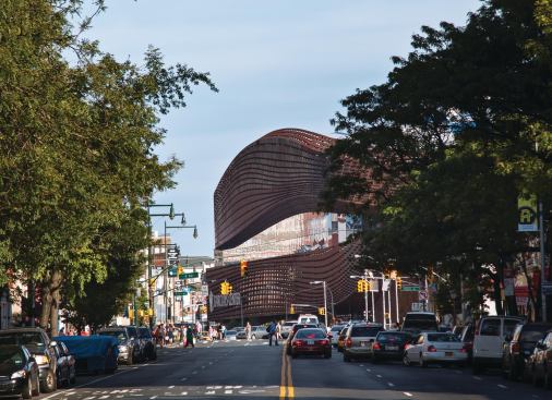  The curving form of the arena is clad in more than 12,000 raw, weathered steel panels and in ribbons of glazing.