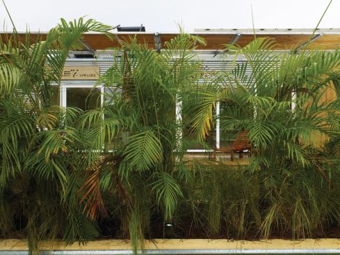 With a nod to central Florida’s humid climate and intense sun, FleX is a hybrid open-closed house that incorporates passive cooling and heating during winter and efficient mechanical cooling during summer. 