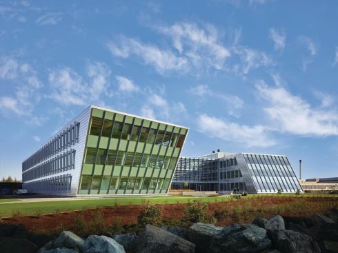 The building’s oxbow-shaped floor plan is intended to maximize daylight, while minimizing heat gain on this western façade.