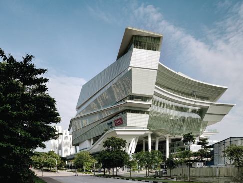 A glass canopy and monumental columns that mark the entrance at the building’s eastern end.