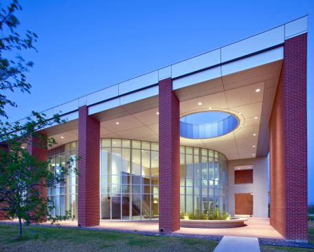 Designed by Rees, the Texas Department of Transportation District Office includes a double-height control room in which staff members continuously monitor traffic conditions throughout Dallas. The center also acts as a communication hub and emergency management headquarters.