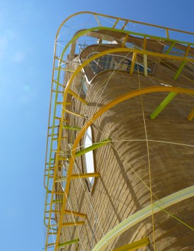 Robe sub-structrure and attachment to the building