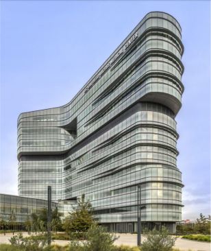 Jacobs Medical Center’s freeform style minimizes conventional right-angle corners to maximize daylighting, and provide easier navigation for patients.