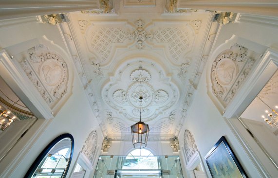 In the lobby, the lighting designers used fixtures with varying beam angles and orientations to cast shadows that bring out the texture of the plaster work.