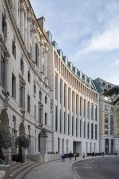 The new facade of 8 Finsbury Circus in London (center building) by WilkinsonEyre; Britannic House by Sir Edwin Lutyens to the left.